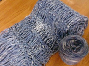 紡いだバルキー糸でマフラーを編む