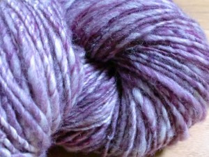 バルキー糸を紡ぐ（紫）