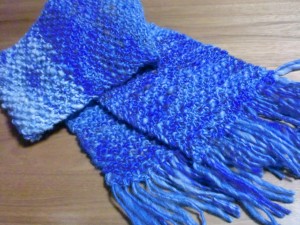 鹿の子編みのマフラー（ブルー）