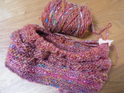 編みかけの帽子とスラブ糸