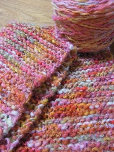 暖色系の糸で編んだネックウォーマー＆帽子