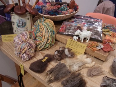 原毛、糸、織り、編みのサンプルたち