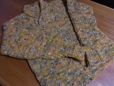 ハンドカードの手紡ぎ糸で手編みのセーター