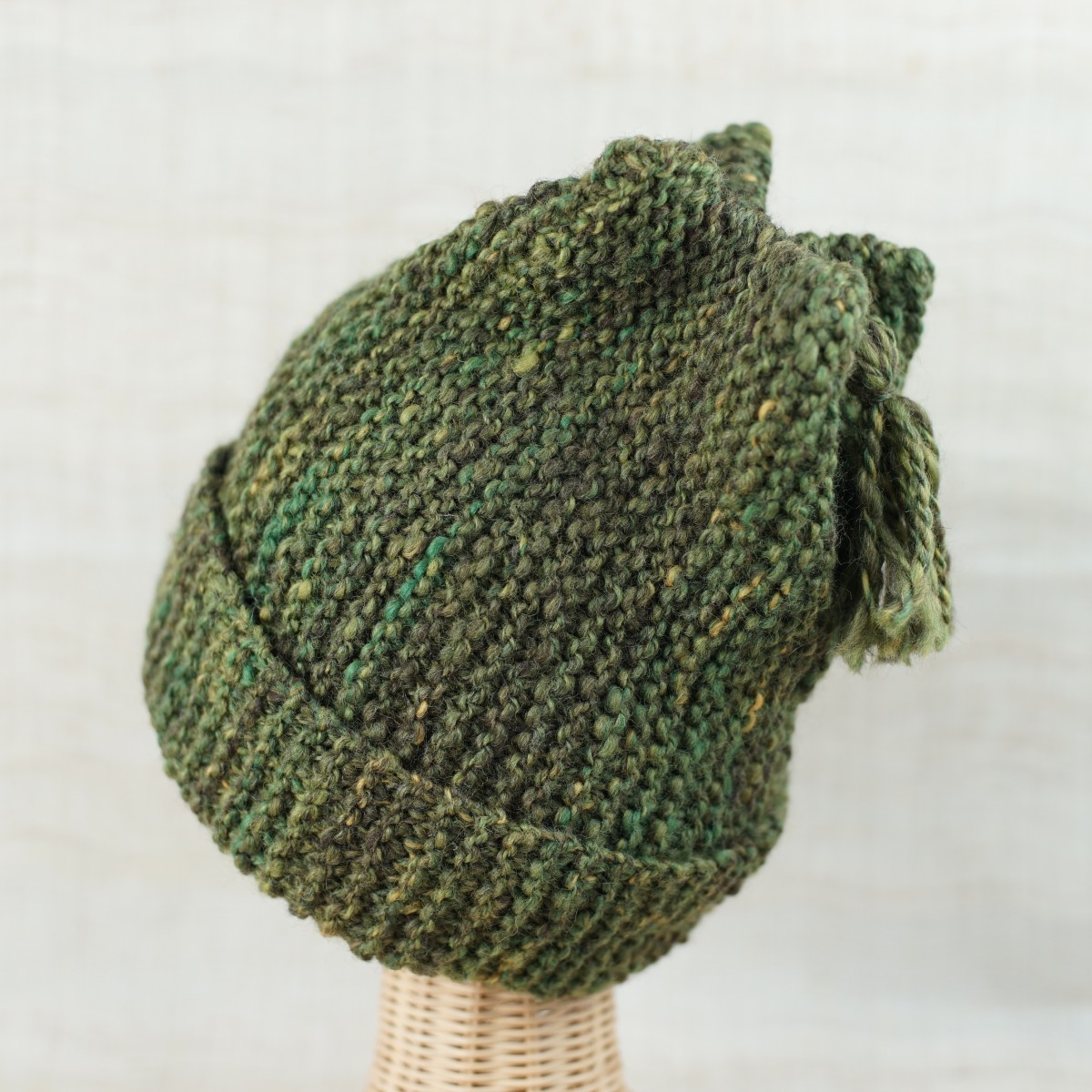 手紡ぎ糸の帽子/秋色に変化を見せる緑をイメージして、ツイード風に。染色コリデールをMIX