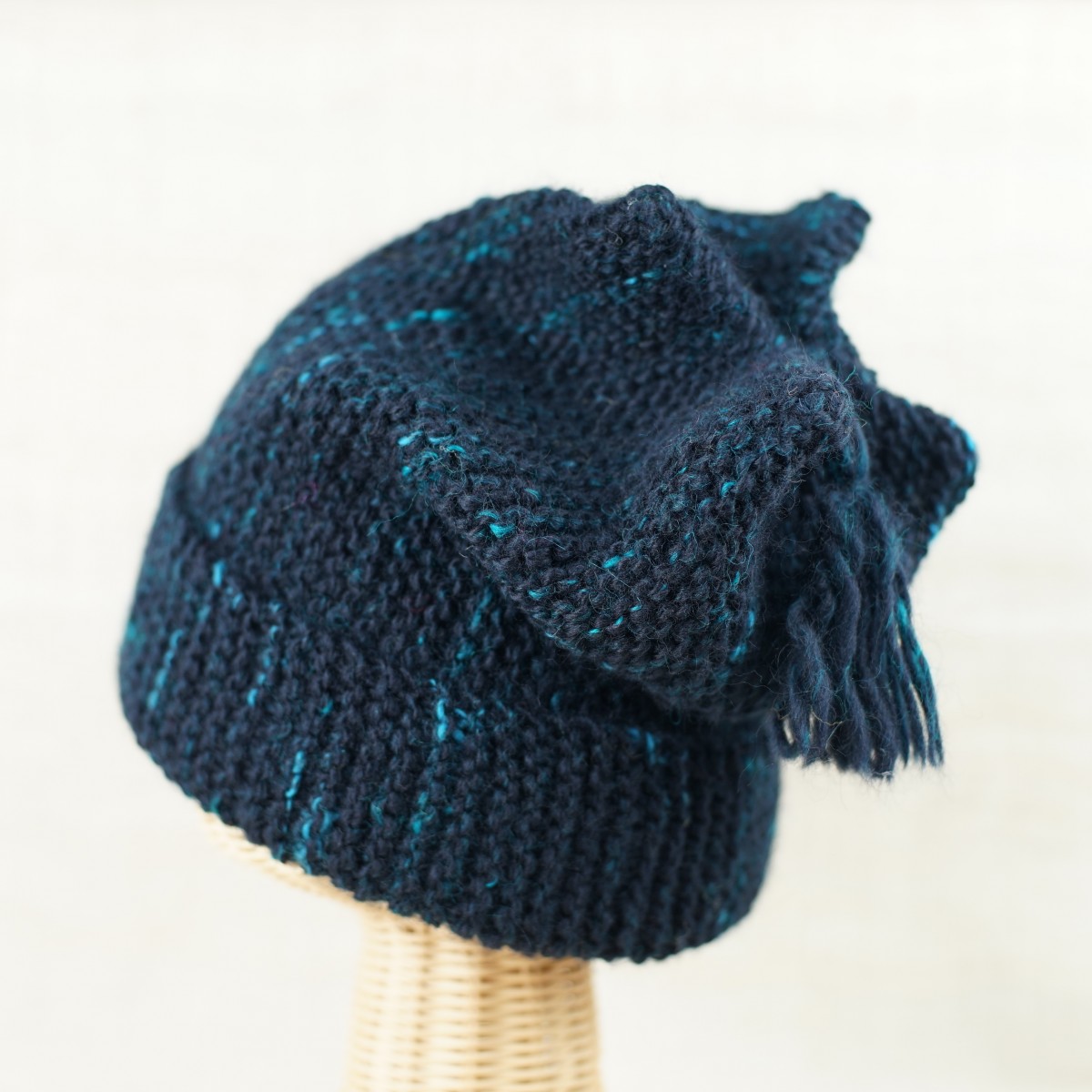 手紡ぎ糸の帽子/藍染め風に仕上げたくて、染色コリデールの濃紺をベースに、トルコブルーを散らしてツイード風に